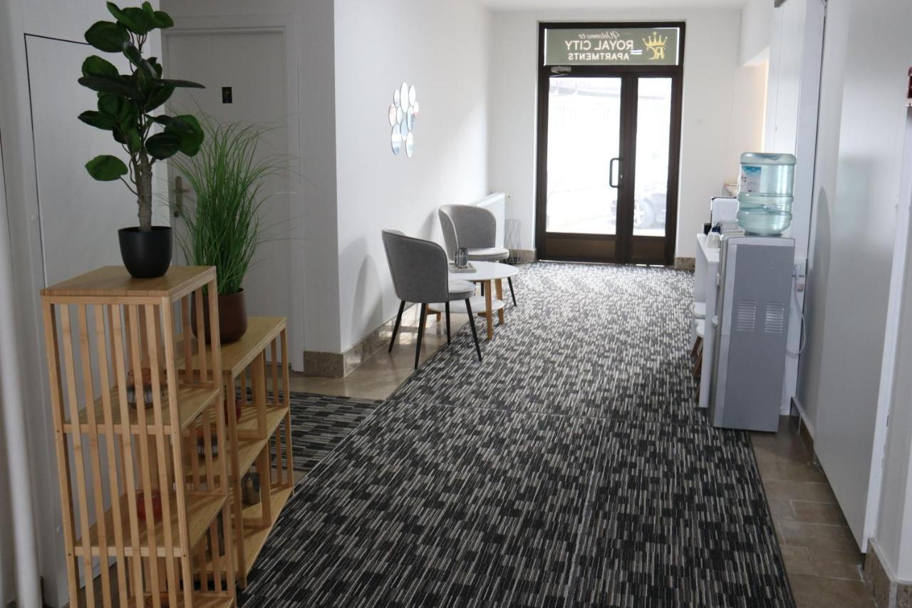 Royal City Apartments 亚伊采 外观 照片